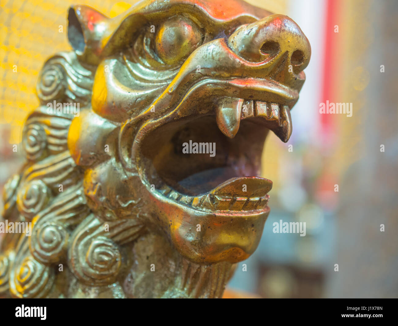 Yeliu, Taïwan - 07 octobre 2016 : lion d'or du temple taïwanais Banque D'Images