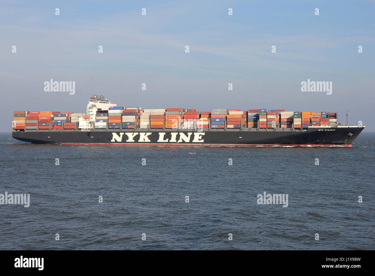 NYK OCEANUS sur l'Elbe. Nippon Yusen Kabushiki Kaisha (NYK) est une des plus anciennes et des plus importantes entreprises de transport maritime dans le monde. Banque D'Images