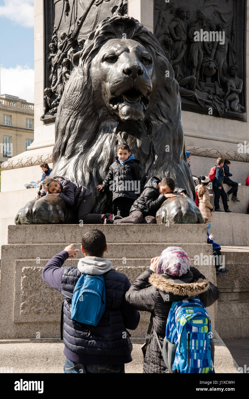 Un jour de printemps à Trafalgar Square, Londres, Angleterre, Royaume-Uni Banque D'Images