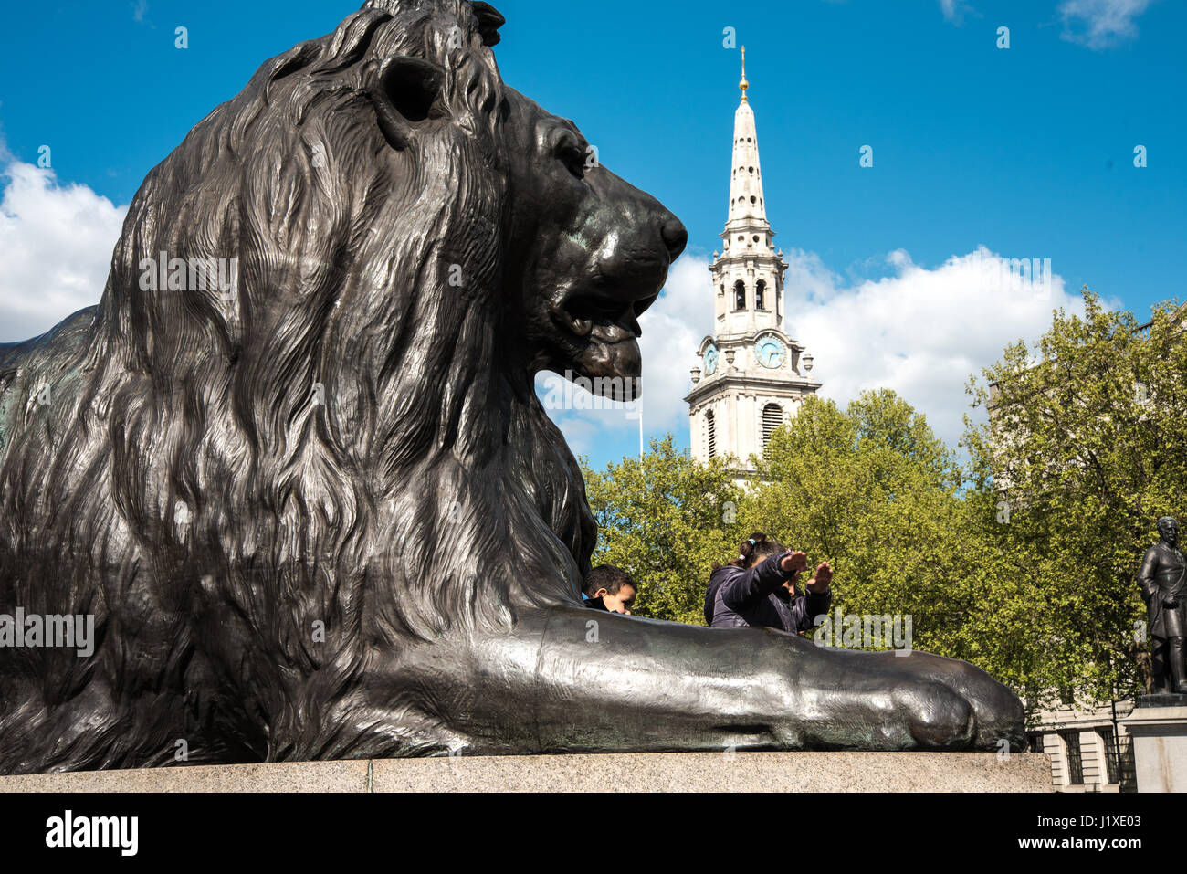 Un jour de printemps à Trafalgar Square, Londres, Angleterre, Royaume-Uni Banque D'Images
