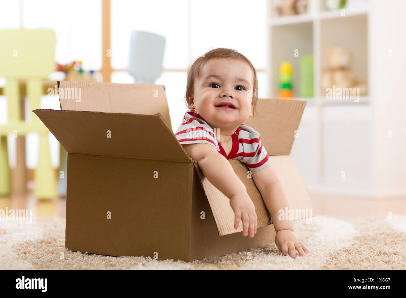 Tout-petit bébé dans une boîte en carton Photo Stock - Alamy