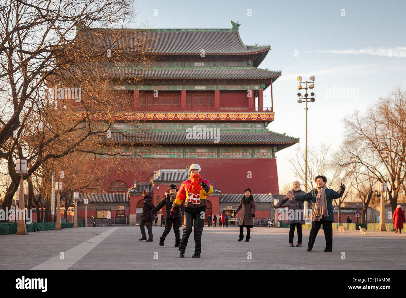 Exercices tôt le matin à la place près de la Tour du Tambour, Beijing, Chine. La tour est une version ultérieure de la dynastie Ming, à l'origine construit en 1273. Banque D'Images