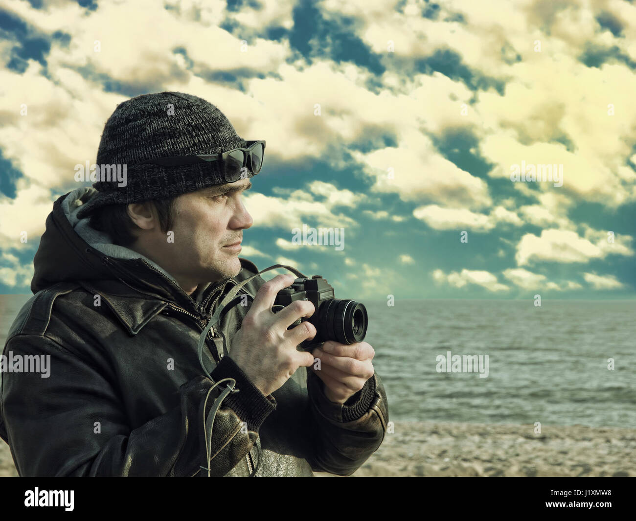 Photographe avec appareil photo vintage sur mer plage.retro style tonique de l'image. Banque D'Images