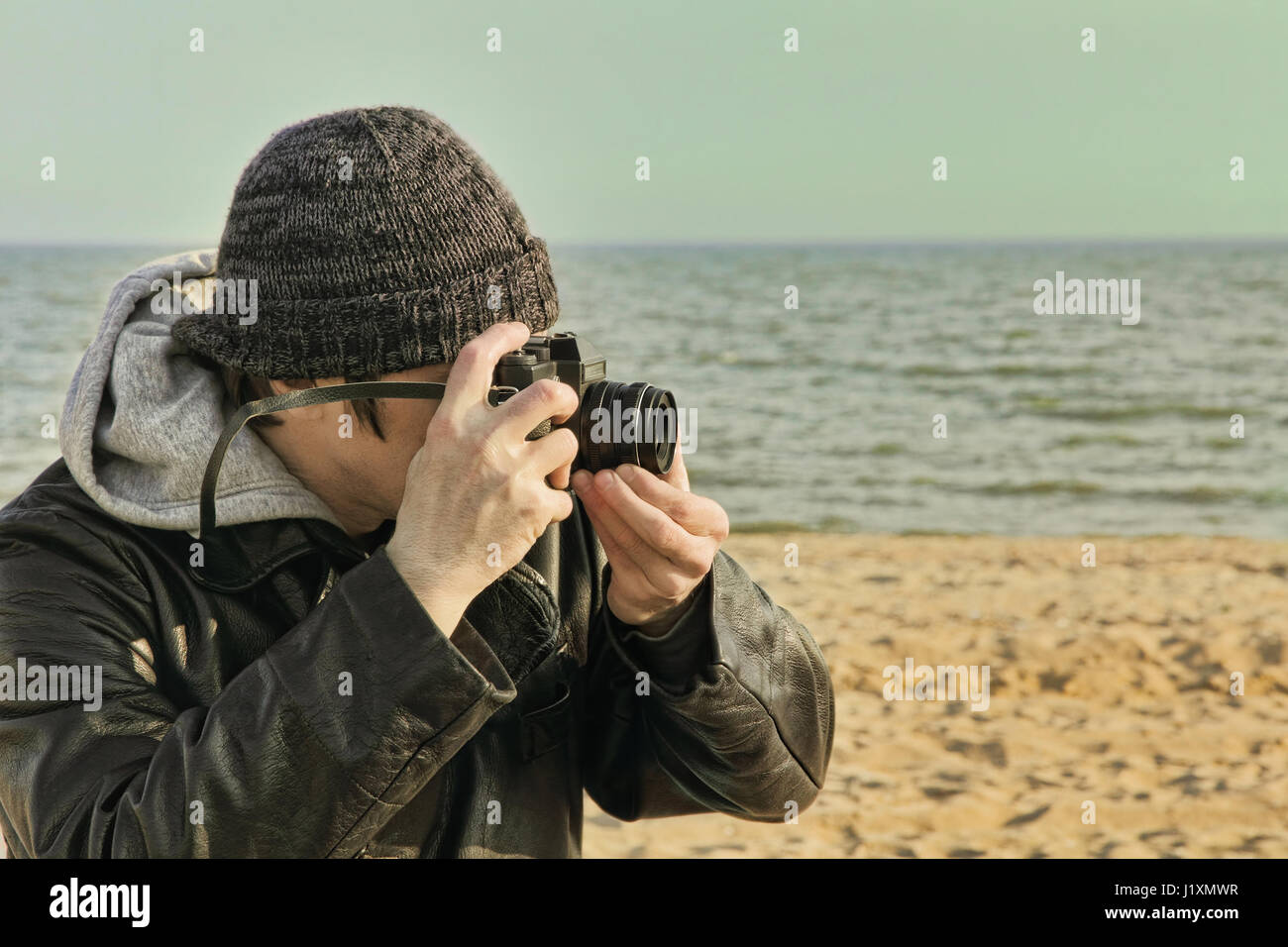 En utilisant l'appareil photo photographe rétro sur mer plage.retro style tonique de l'image. Banque D'Images