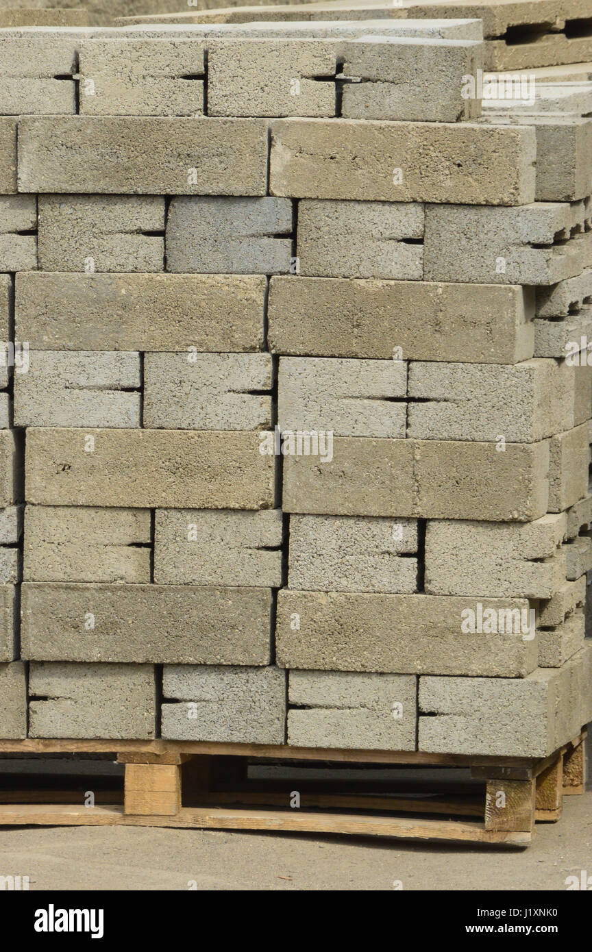 Un ensemble de briques et blocs de béton gris sur un site de construction Banque D'Images