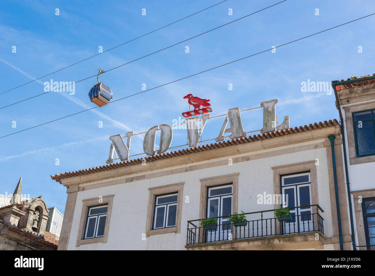 Portugal Porto Gaia, un téléphérique transportant des touristes passe sur un port Noval signe dans le quartier de front de Gaia Porto, Portugal. Banque D'Images
