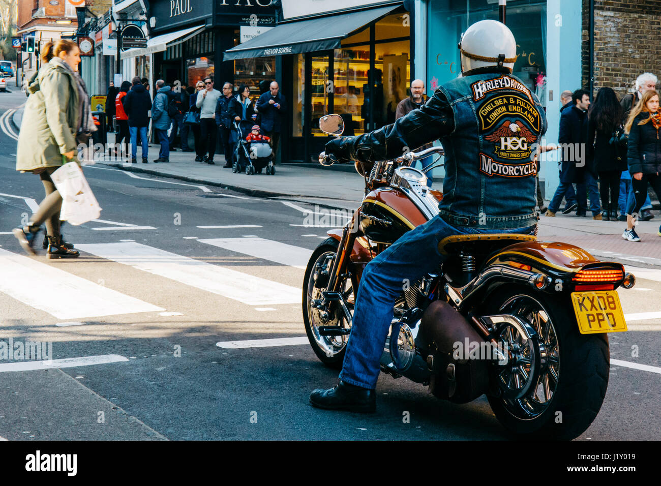L'homme sur une moto Harley Davidson avec une veste en jean logo attendre  passage piétons une route à Hampstead, Londres Photo Stock - Alamy