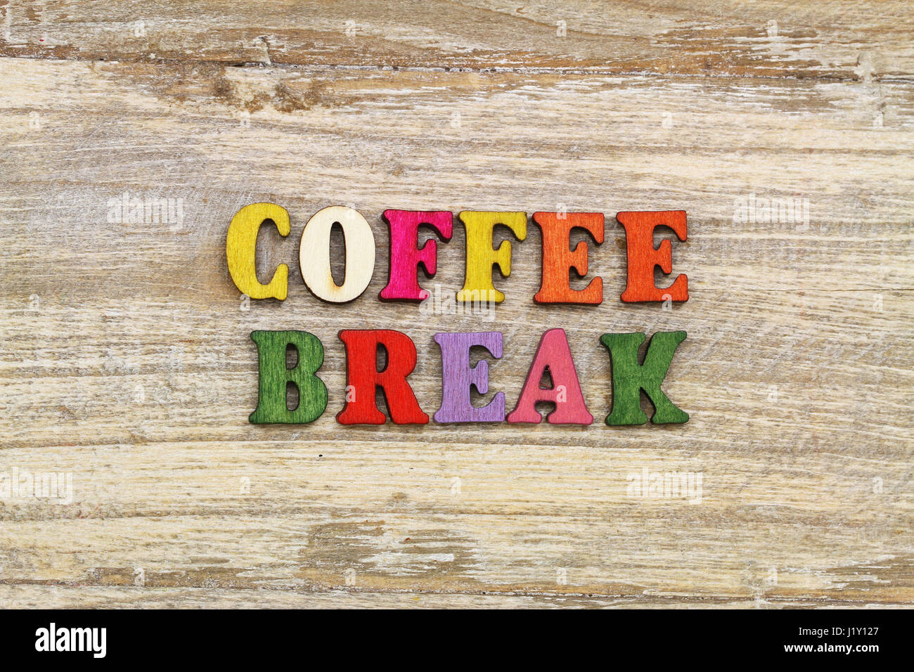 Pause café avec écrit lettres colorées sur la surface en bois rustique Banque D'Images