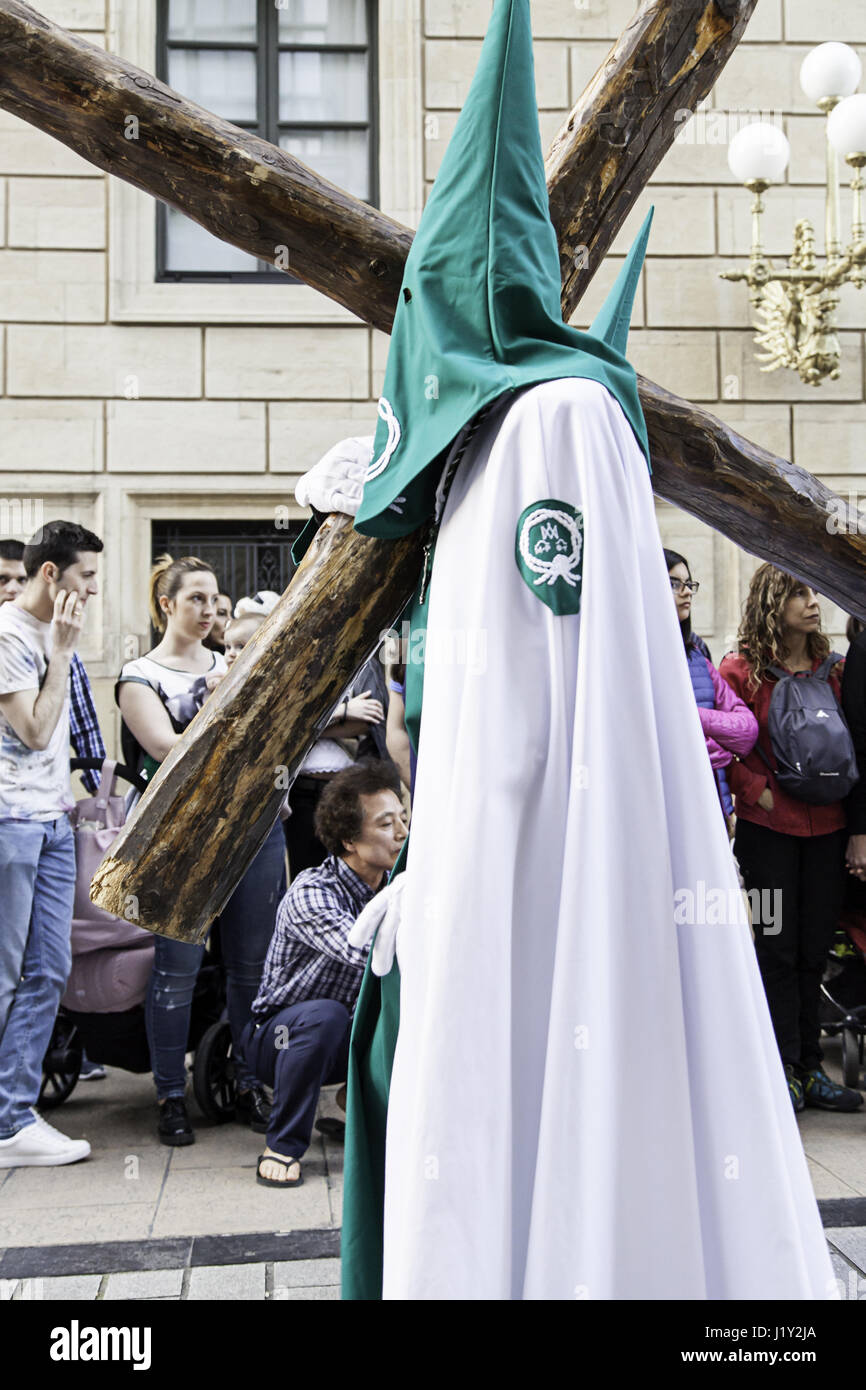 LOGROÑO, La Rioja, Espagne - 15 avril : Semaine Sainte, de la tradition religieuse avec procession de personnes en costumes traditionnels, le 15 avril 2017 à Logroño, La Rioja Banque D'Images
