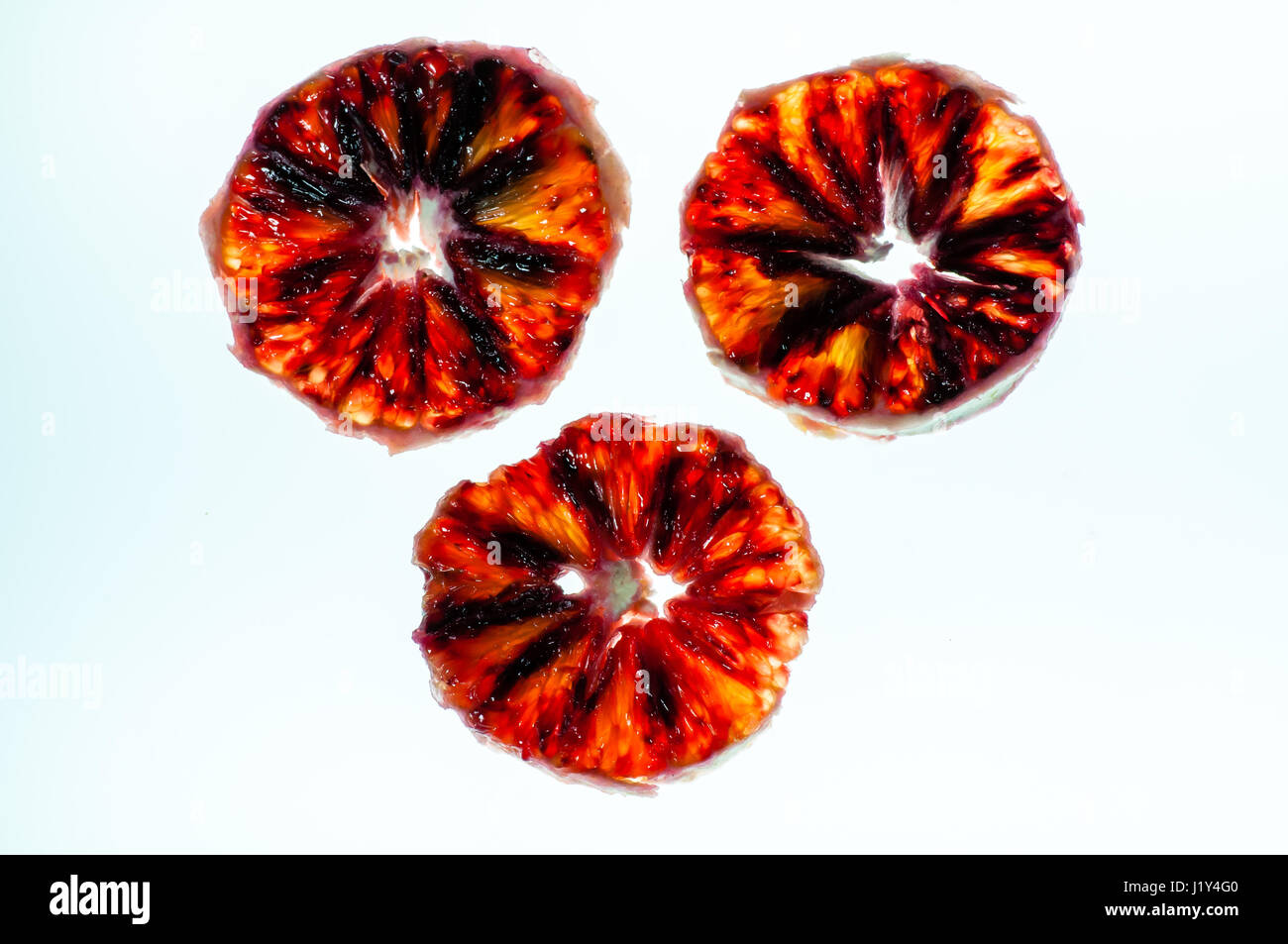 Pelés, tranchés, d'orange sanguine against white background, close-up Banque D'Images