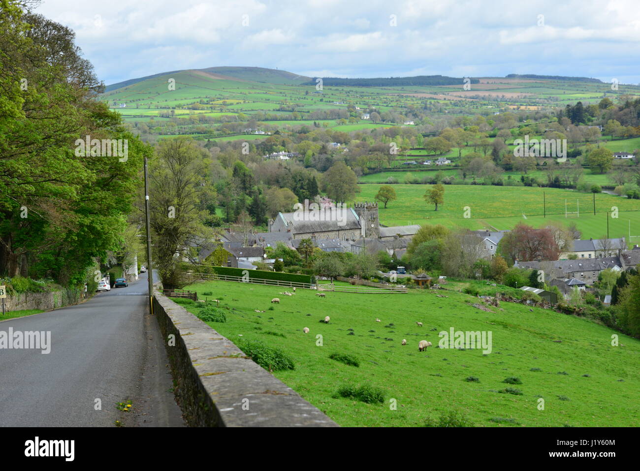 En regardant le village de Inistioge en Irlande Banque D'Images