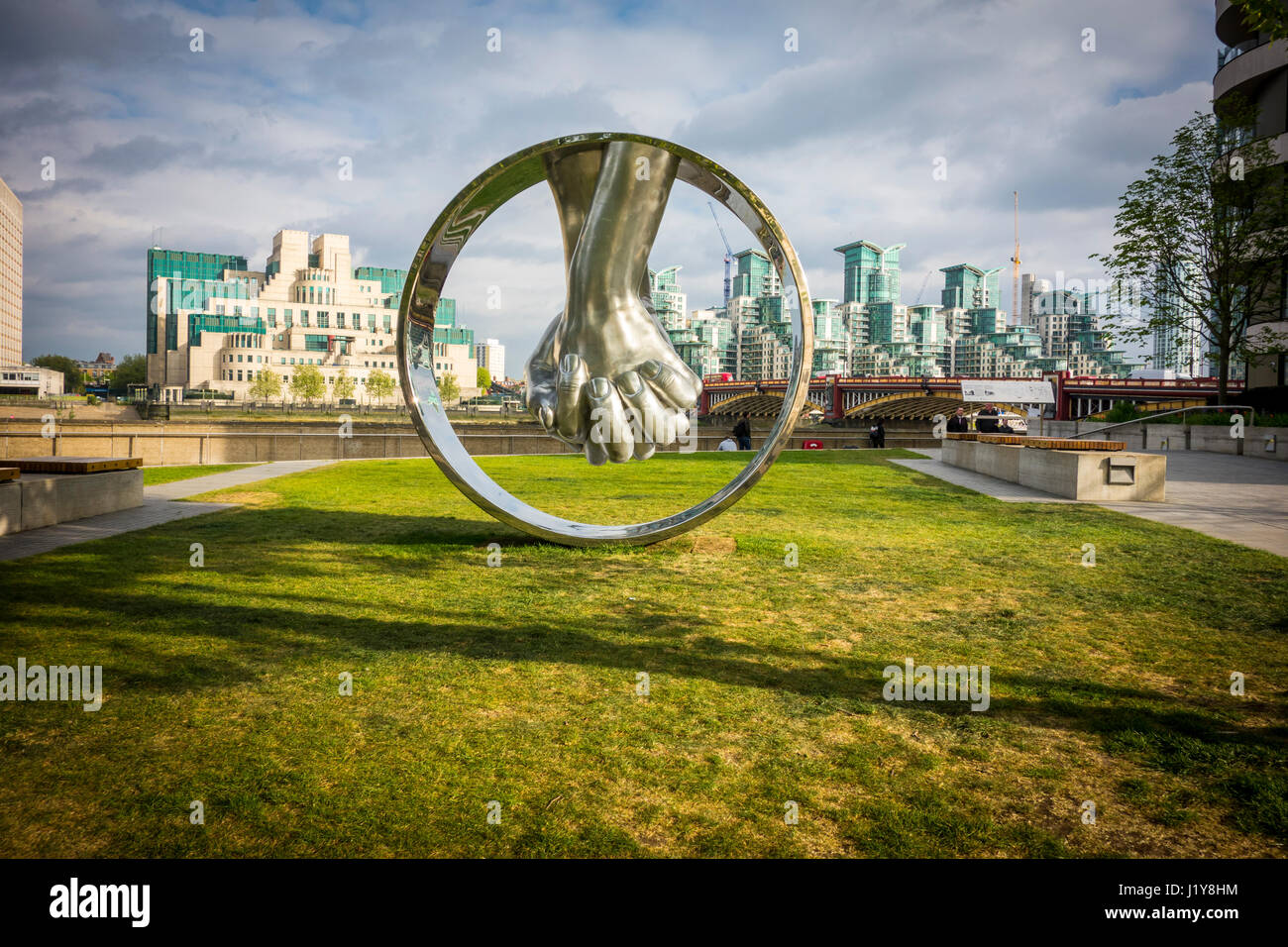 Lorenzo Quinn sculpture 'Amour' en aluminium, chemin de randonnée Jardins, Milbank, London, UK Banque D'Images