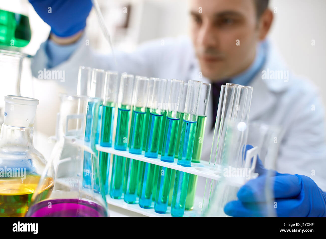 Tubes à essai en verre remplis de liquide pour une expérience dans un laboratoire de recherche scientifique Banque D'Images