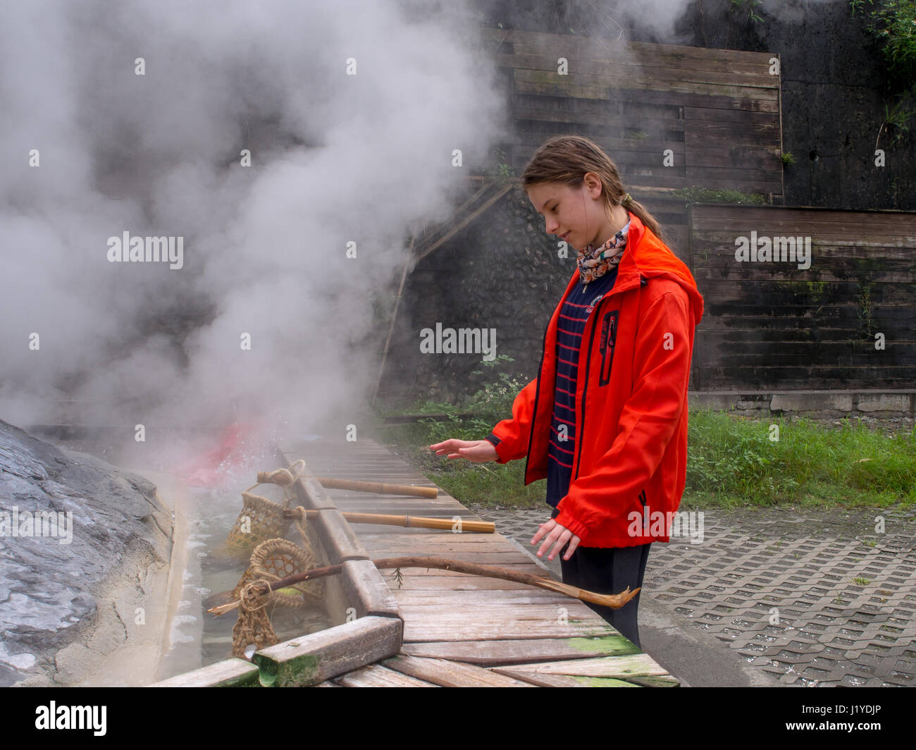 La montagne de Taiping, Taiwan - le 15 octobre 2016 : Les Œufs et les légumes par cuisson dans l'eau de sources thermales de Taiwan Banque D'Images