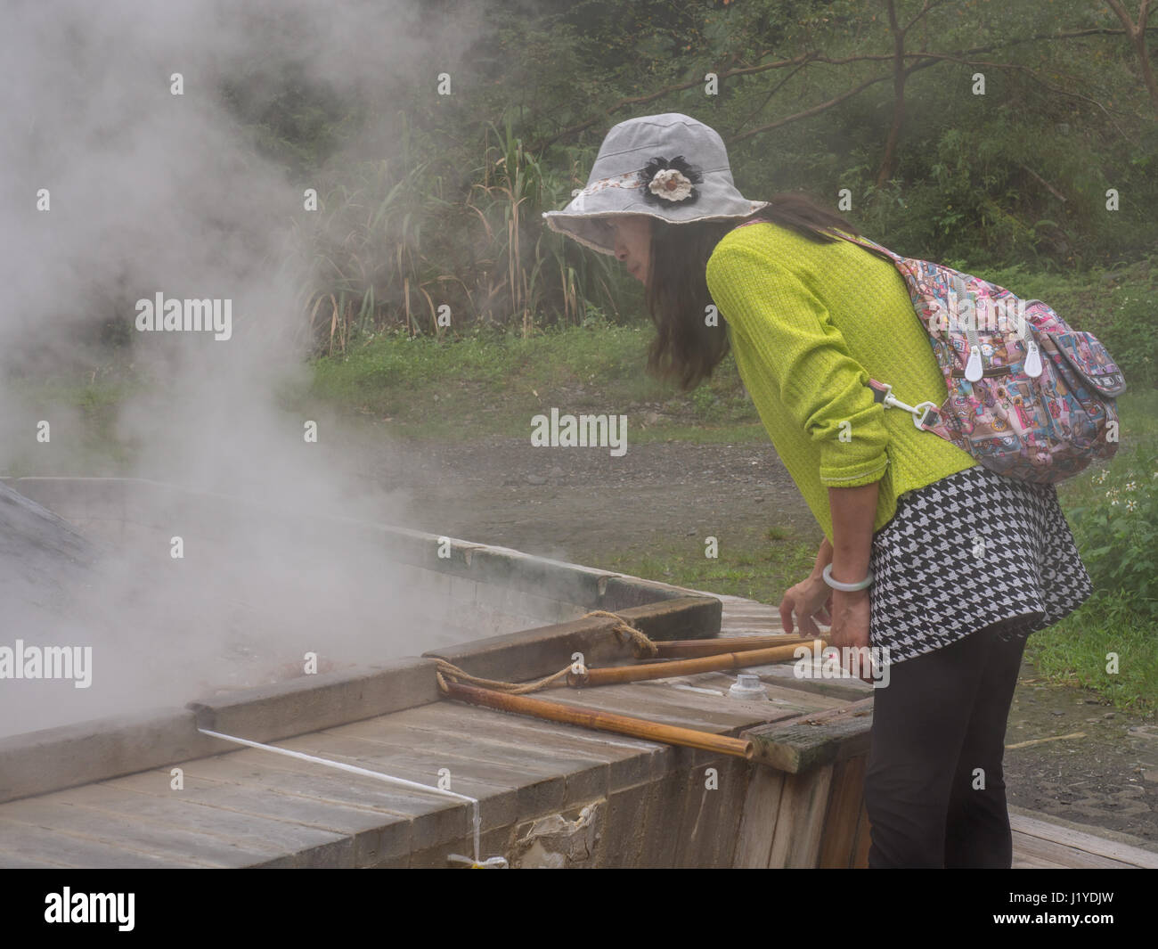 La montagne de Taiping, Taiwan - le 15 octobre 2016 : Les Œufs et les légumes par cuisson dans l'eau de sources thermales de Taiwan Banque D'Images