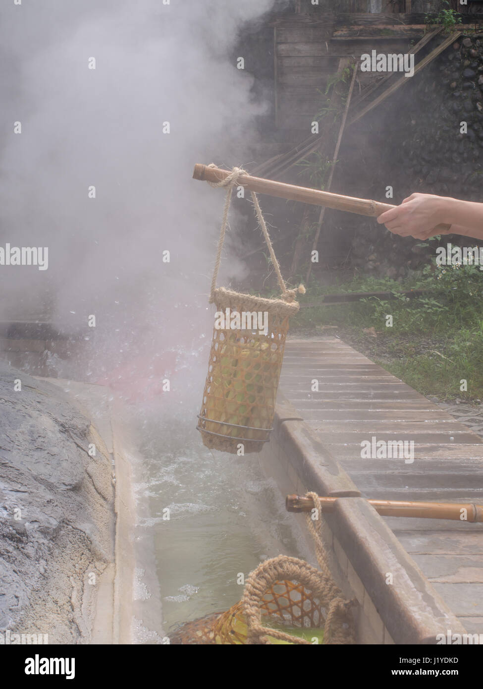 La cuisson des œufs et des légumes dans l'eau de sources thermales de montagne Taiping à Taiwan Banque D'Images