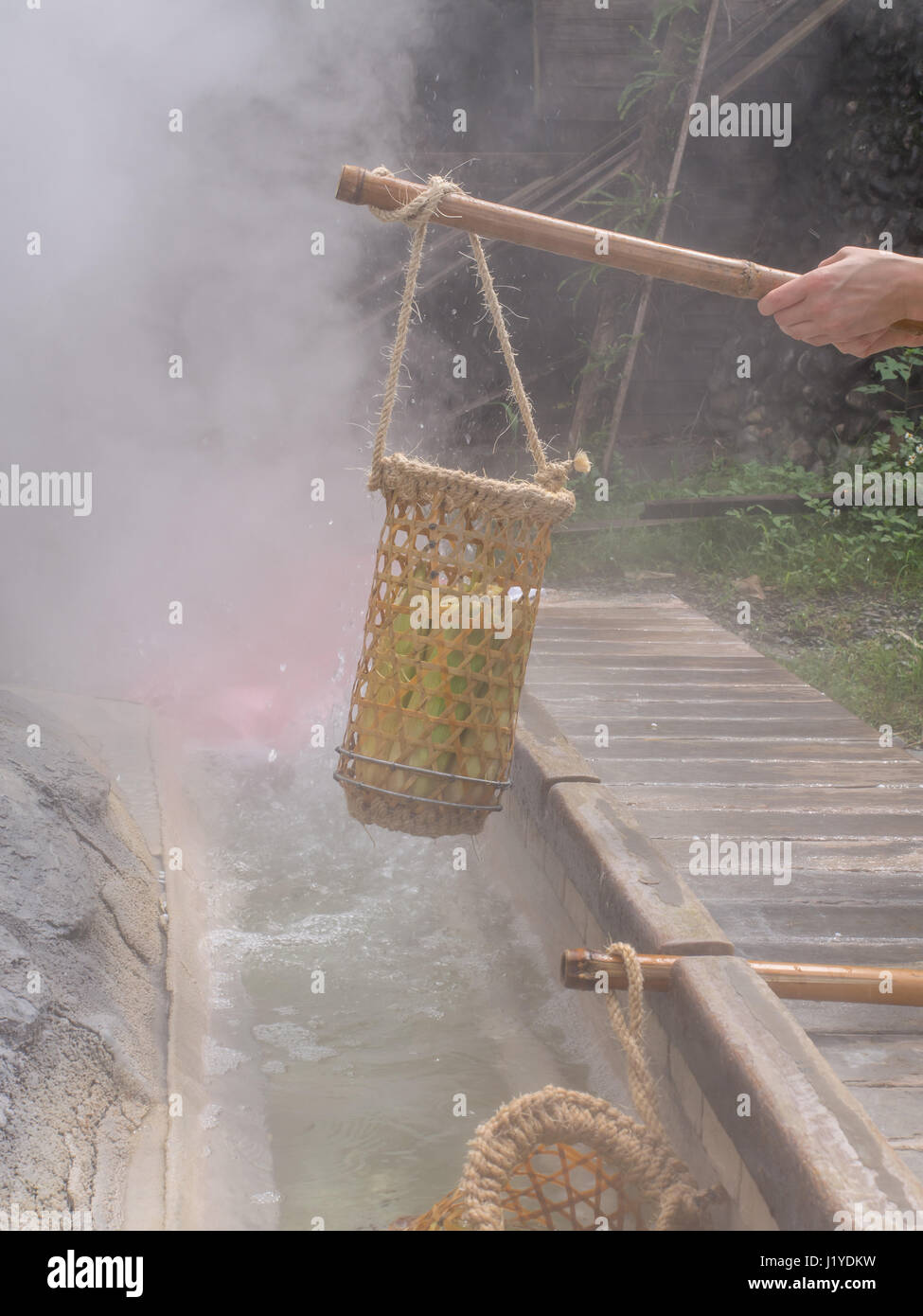 La cuisson des œufs et des légumes dans l'eau de sources thermales de montagne Taiping à Taiwan Banque D'Images