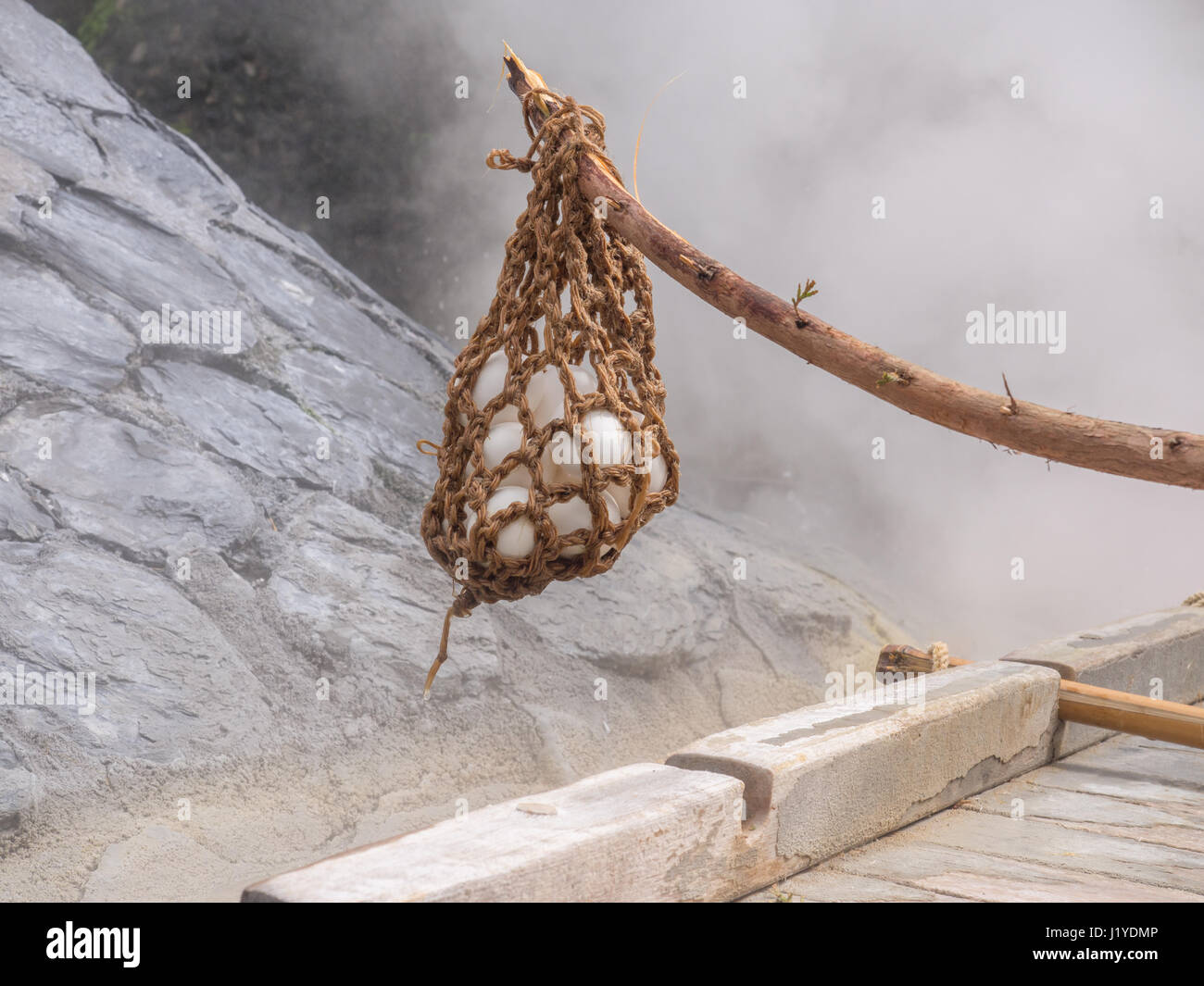La cuisson des œufs et des légumes dans l'eau de sources thermales de montagne Taiping à Taiwan Banque D'Images