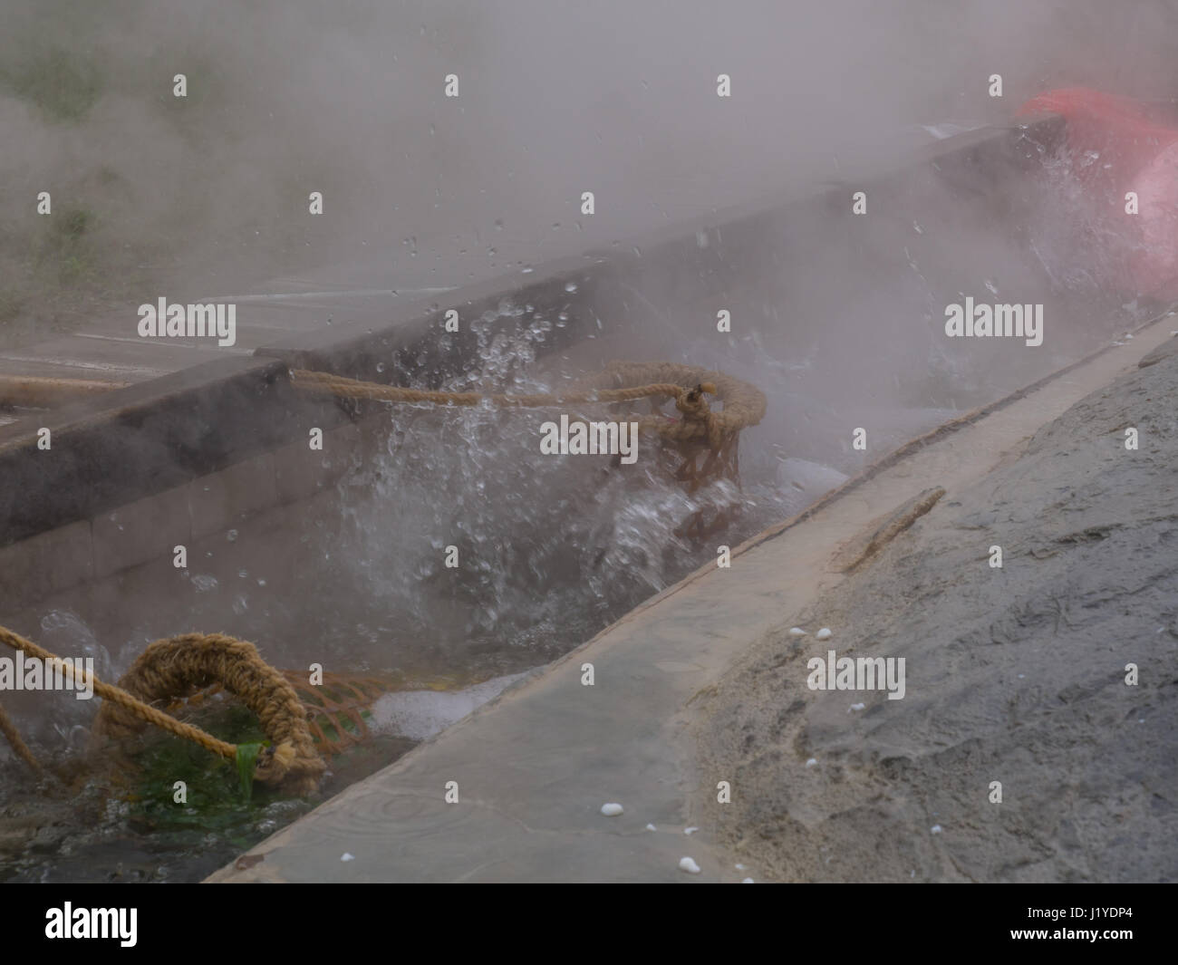 La cuisson des œufs et des légumes dans l'eau de sources thermales de montagne Taiping à Taiwan Banque D'Images
