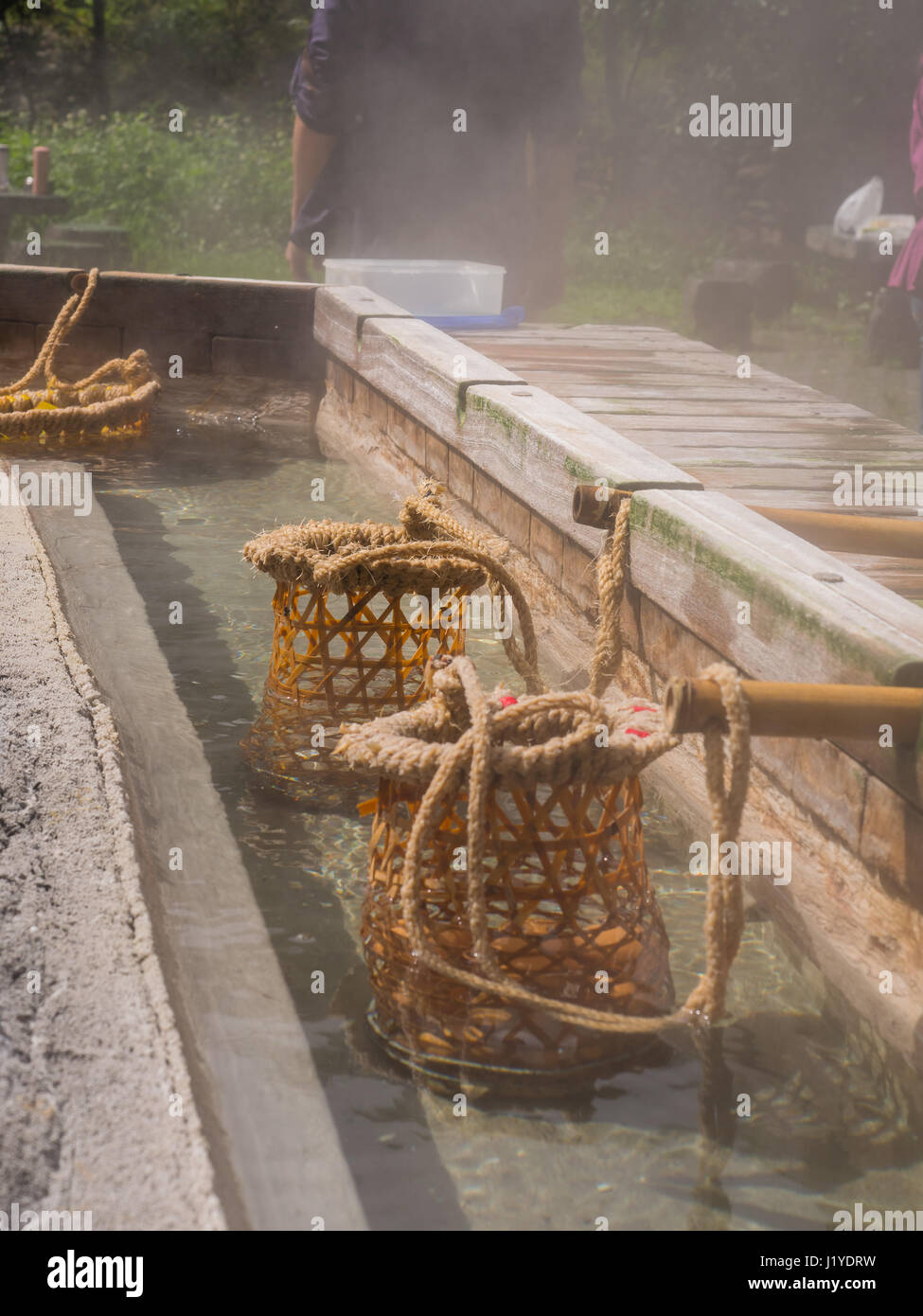 La cuisson des œufs et des légumes dans l'eau de sources thermales de montagne Taiping à Taiwan Banque D'Images