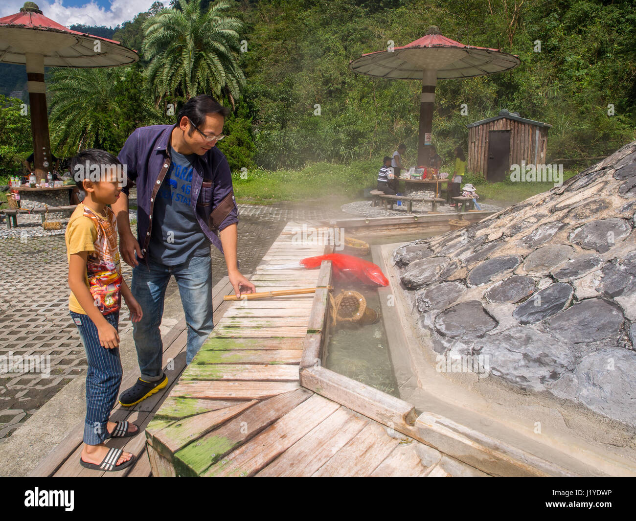 La montagne de Taiping, Taiwan - le 15 octobre 2016 : Les Œufs et les légumes par cuisson dans l'eau de sources thermales de Taiwan Banque D'Images