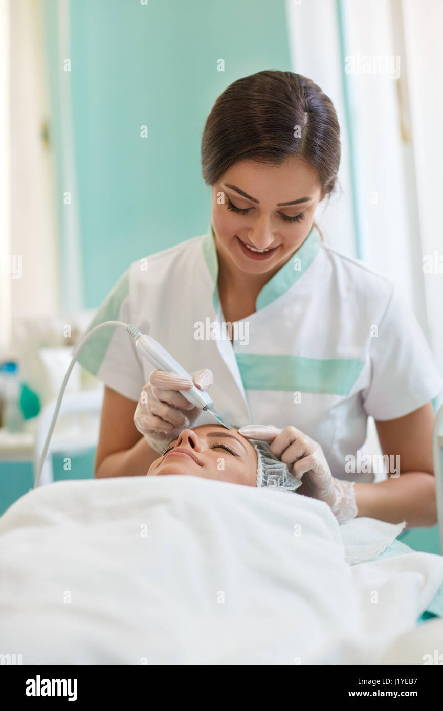 Traitement de nettoyage aux ultrasons peau sur le visage, la beauté du visage, traitement spa salon Banque D'Images