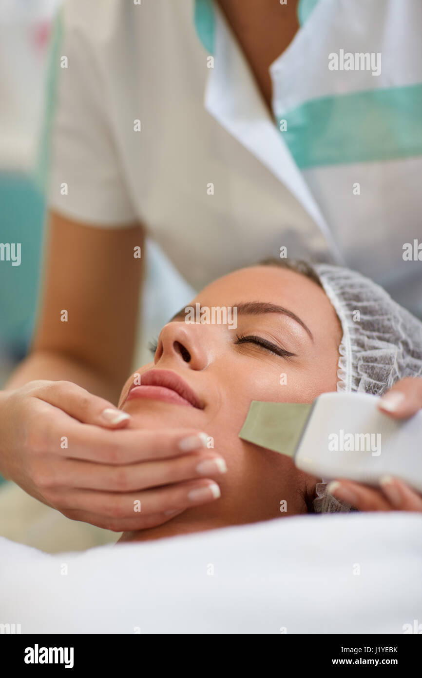 Du visage professionnel traitement aux ultrasons pour une desquamation de la peau Banque D'Images