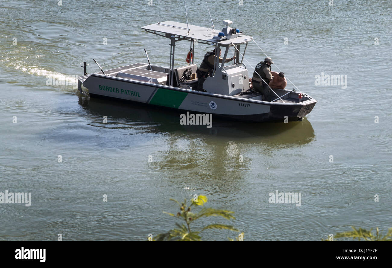 Agents de patrouille frontalière des États-Unis sur le fleuve Rio Grande sauver un homme mexicain noyade en nageant dans la rivière, 18 avril 2017 près de Roma, au Texas. Banque D'Images