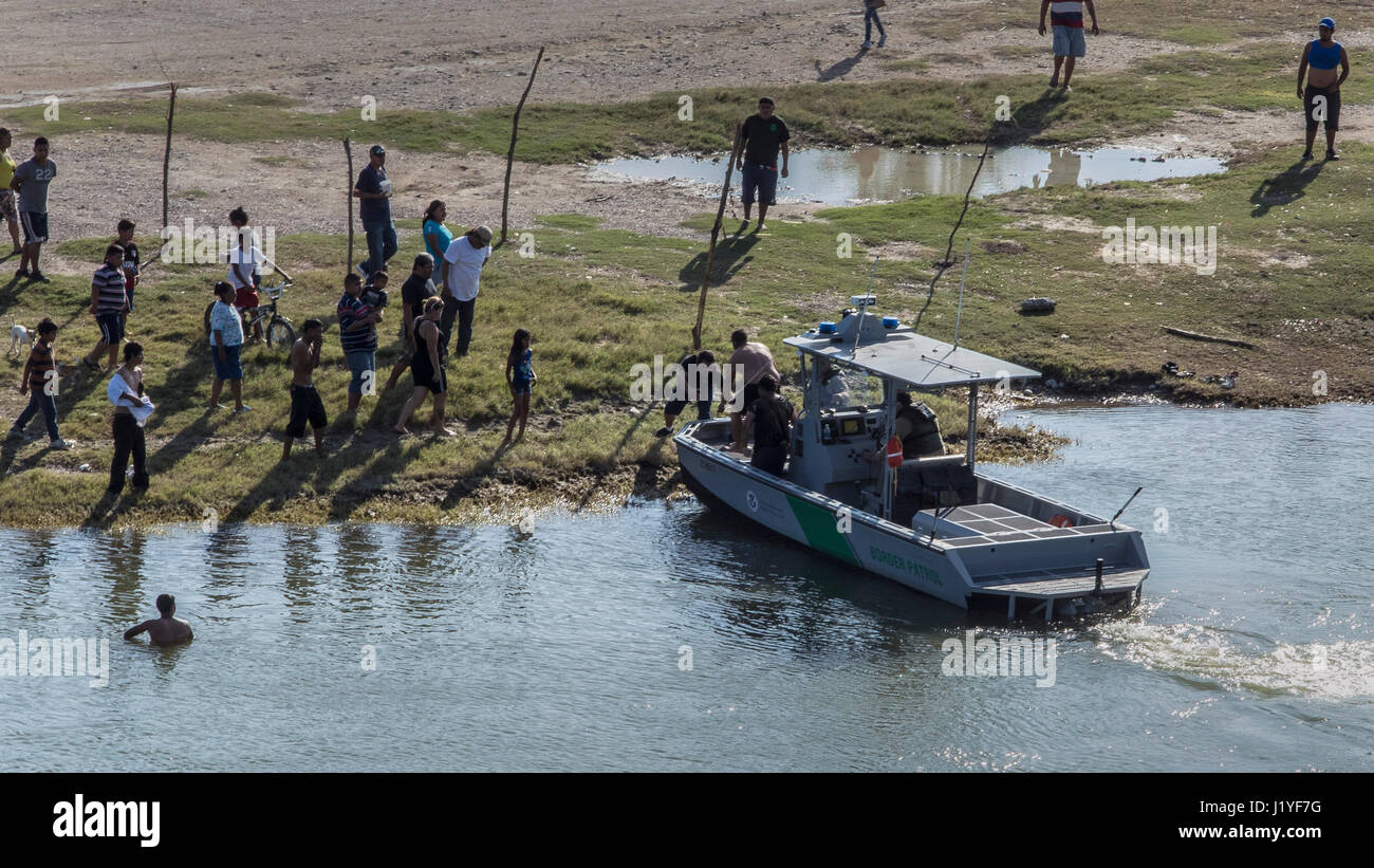 Agents de patrouille frontalière des États-Unis sur le fleuve Rio Grande retourner deux mexicains après avoir presque noyés en baignade en rivière, le 18 avril 2017 près de Roma, au Texas. Banque D'Images