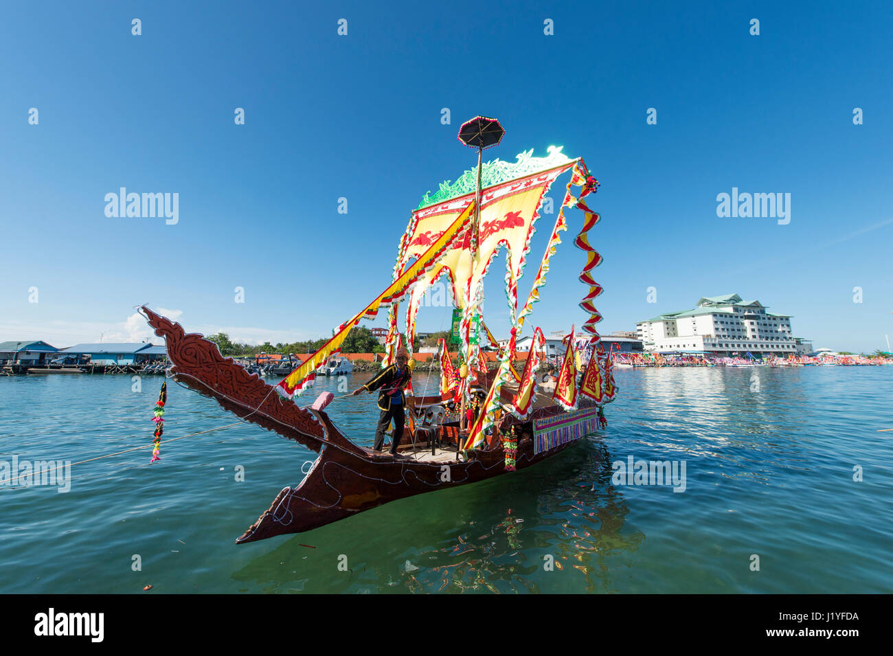 Le bateau de Bajau traditionnel appelé Lepa-Lepa décoré de couleurs drapeau Sambulayang au cours de Regatta Lepa dans Semporna. Banque D'Images