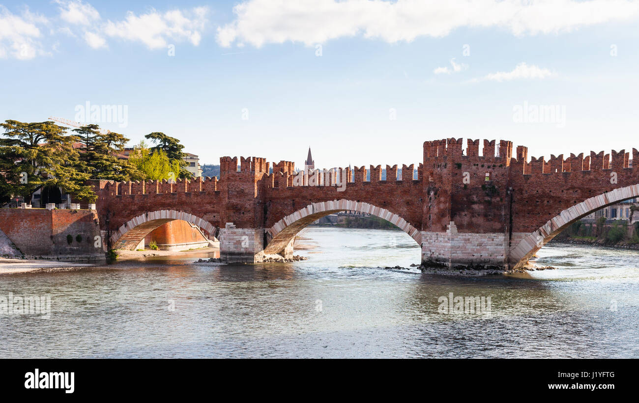 Voyage d'Italie - vue du Castel Vecchio fortifiée (Pont Scaliger, Ponte Scaligero) sur l'Adige à Vérone ville au printemps Banque D'Images