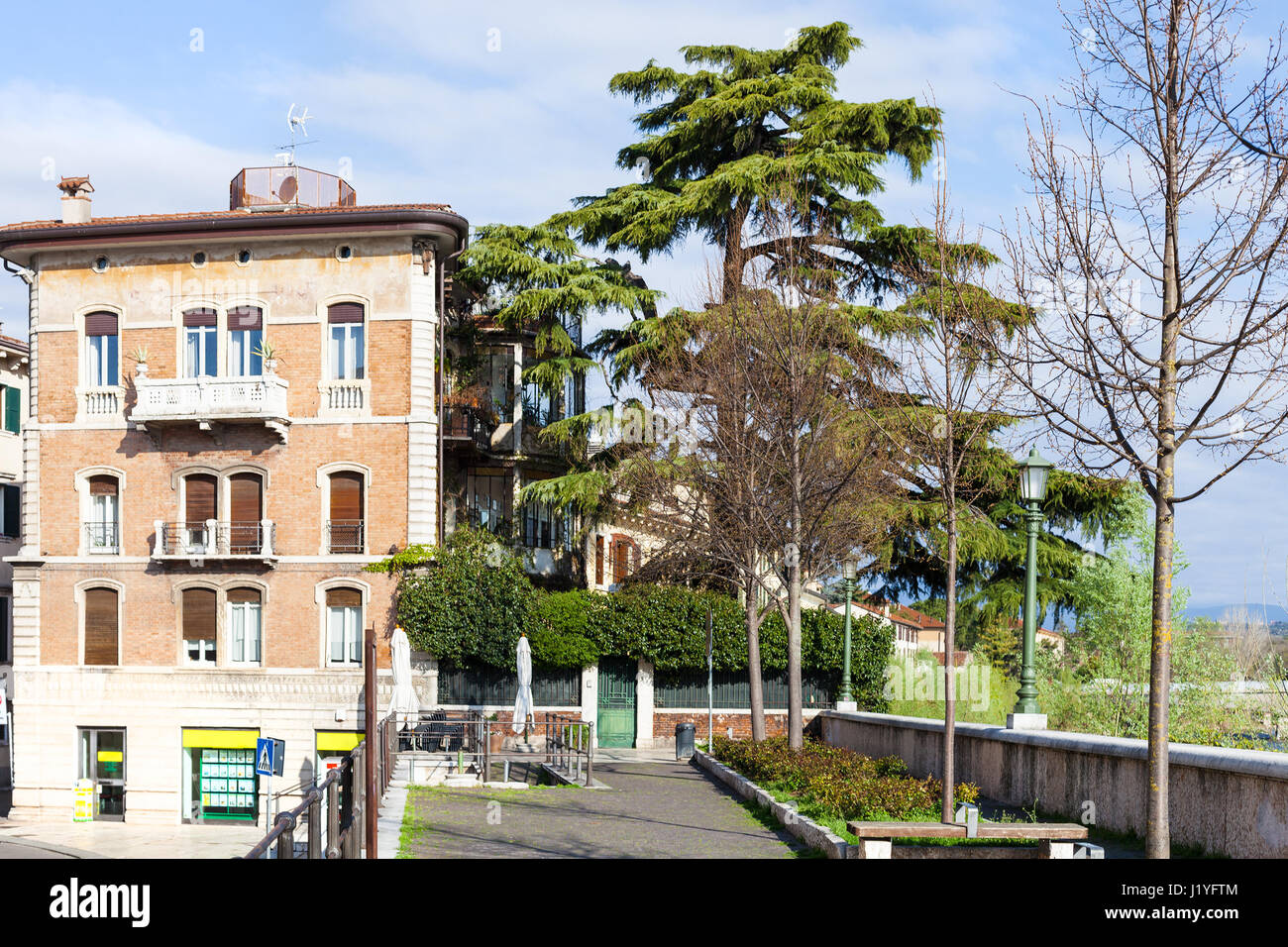 Voyage d'Italie - quartier résidentiel dans la ville de Vérone au printemps Banque D'Images