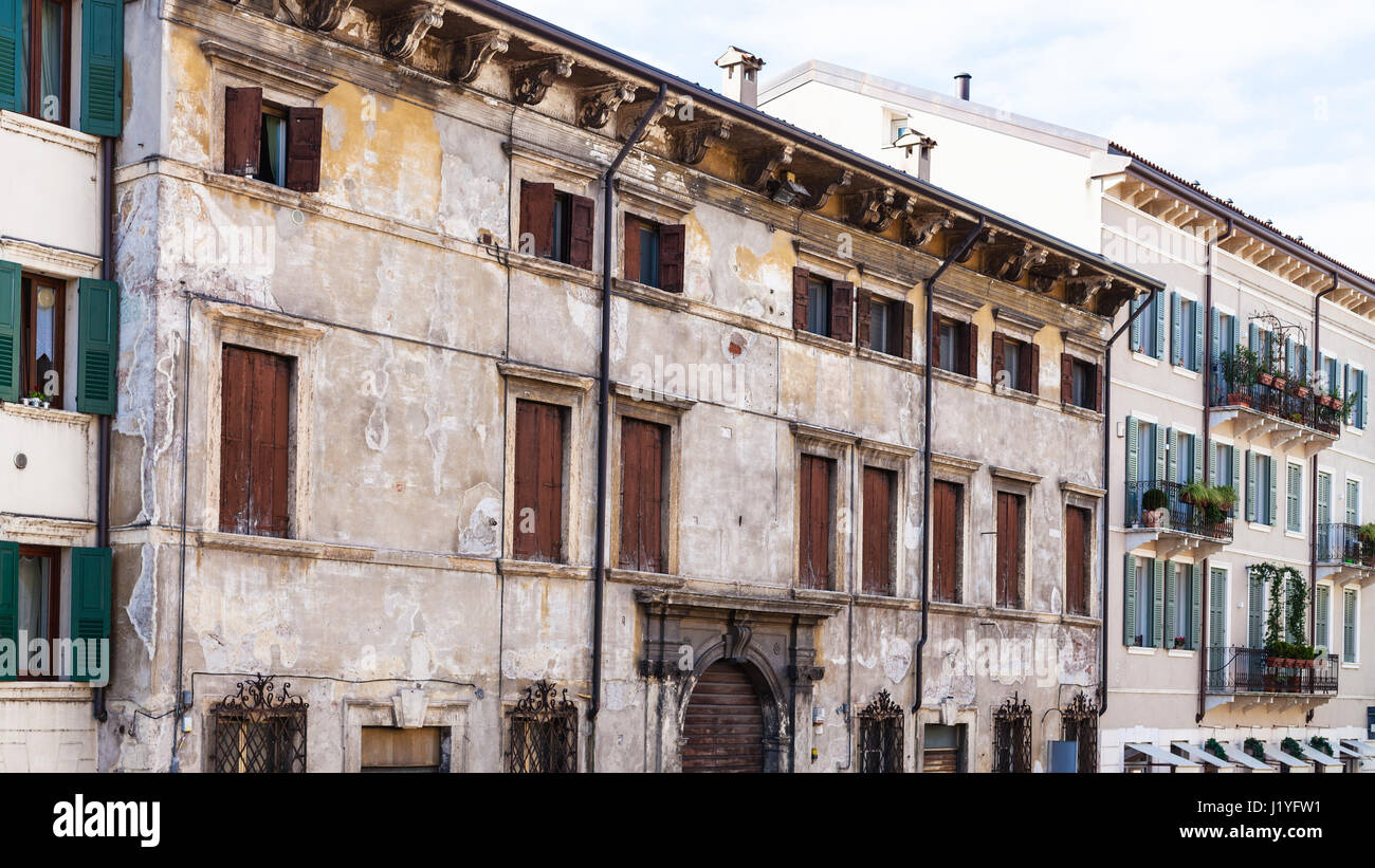Voyage d'Italie - Façade de vieilles maisons dans la ville de Vérone au printemps Banque D'Images
