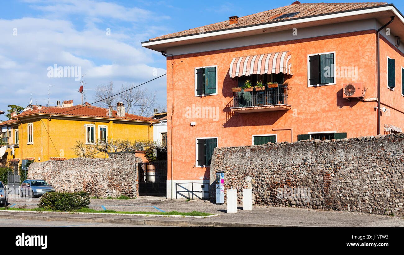 Voyage d'Italie - maisons d'habitation sur rue Via Pontida dans Verona city au printemps Banque D'Images