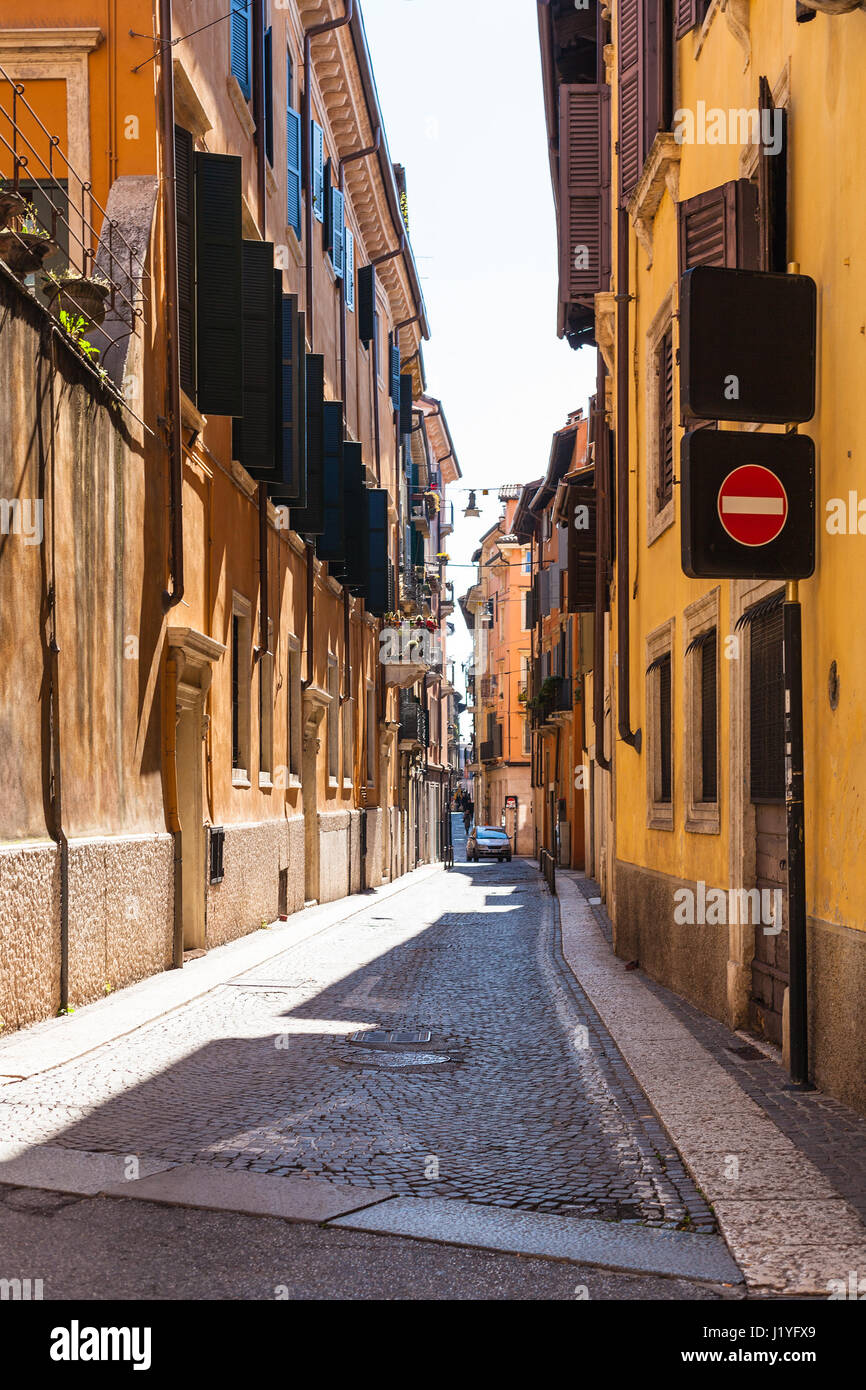 Voyage d'Italie - rue Via Sant'Eufemia Verona en ville au printemps Banque D'Images