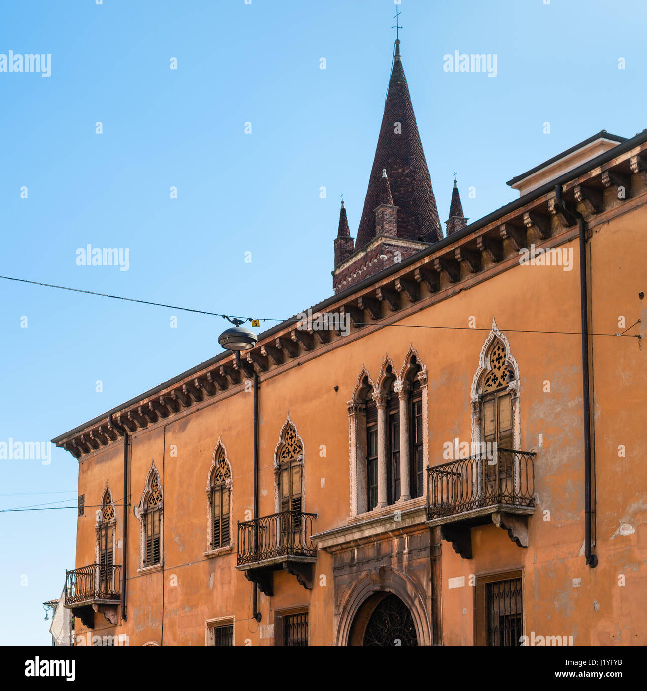 Voyage d'Italie - vue de maison urbaine sur la rue Via Leoni et tour de Chiesa di San Fermo Maggiore à Vérone ville au printemps Banque D'Images