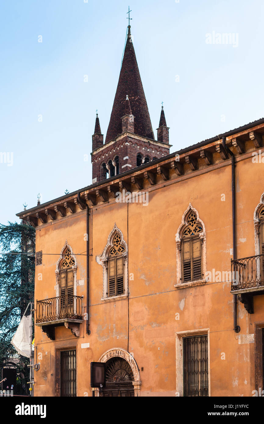 Voyage d'Italie - vue de l'ancienne maison sur la rue Via Leoni et tour de l'église San Fermo Maggiore à Vérone ville au printemps Banque D'Images