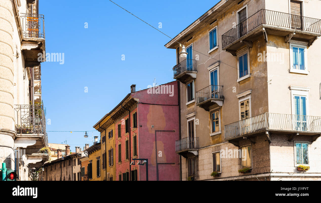 Voyage d'Italie - maisons urbaines sur rue Via São Paolo dans Verona city au printemps Banque D'Images