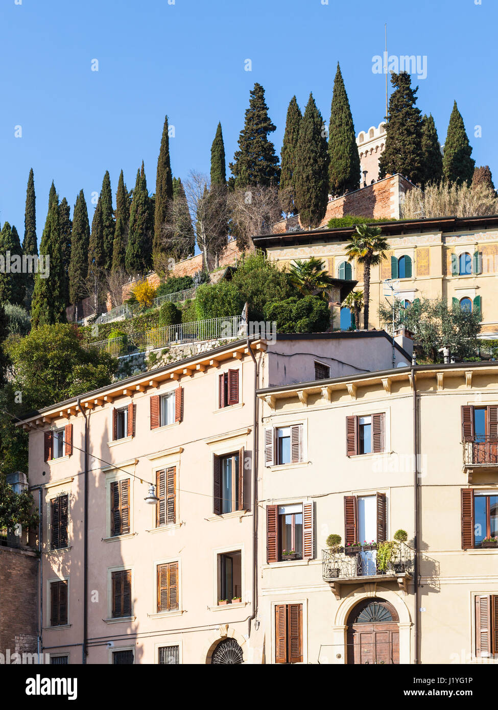 Voyage d'Italie - maisons urbaines sur rue Via Redentore et colline avec Castel San Pietro Verona city au printemps Banque D'Images
