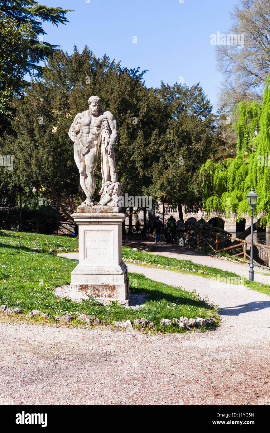 Voyage d'Italie - réplique d'une statue d'Héraclès (dd 1921 par Ercole Farnese) dans parc public urbain Giardini Salvi (Jardin d'Valmarana Salvi) Banque D'Images