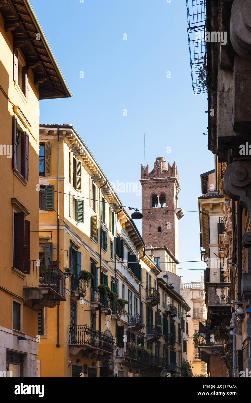 Voyage d'Italie - voir la tour de Torre del Gardello par rue Corso Porta Borsari Vérone en ville au printemps Banque D'Images