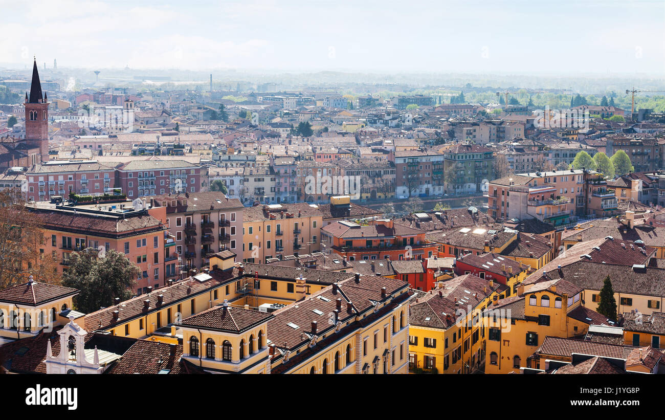 Voyage d'Italie - au-dessus de la ville de Vérone avec lungadige street de la tour Torre dei Lamberti au printemps Banque D'Images