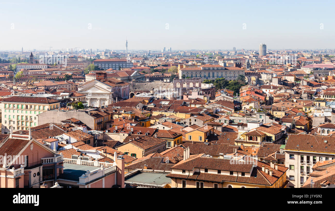 Voyage d'Italie - au-dessus de la ville de Vérone avec l'arène de la tour Torre dei Lamberti au printemps Banque D'Images