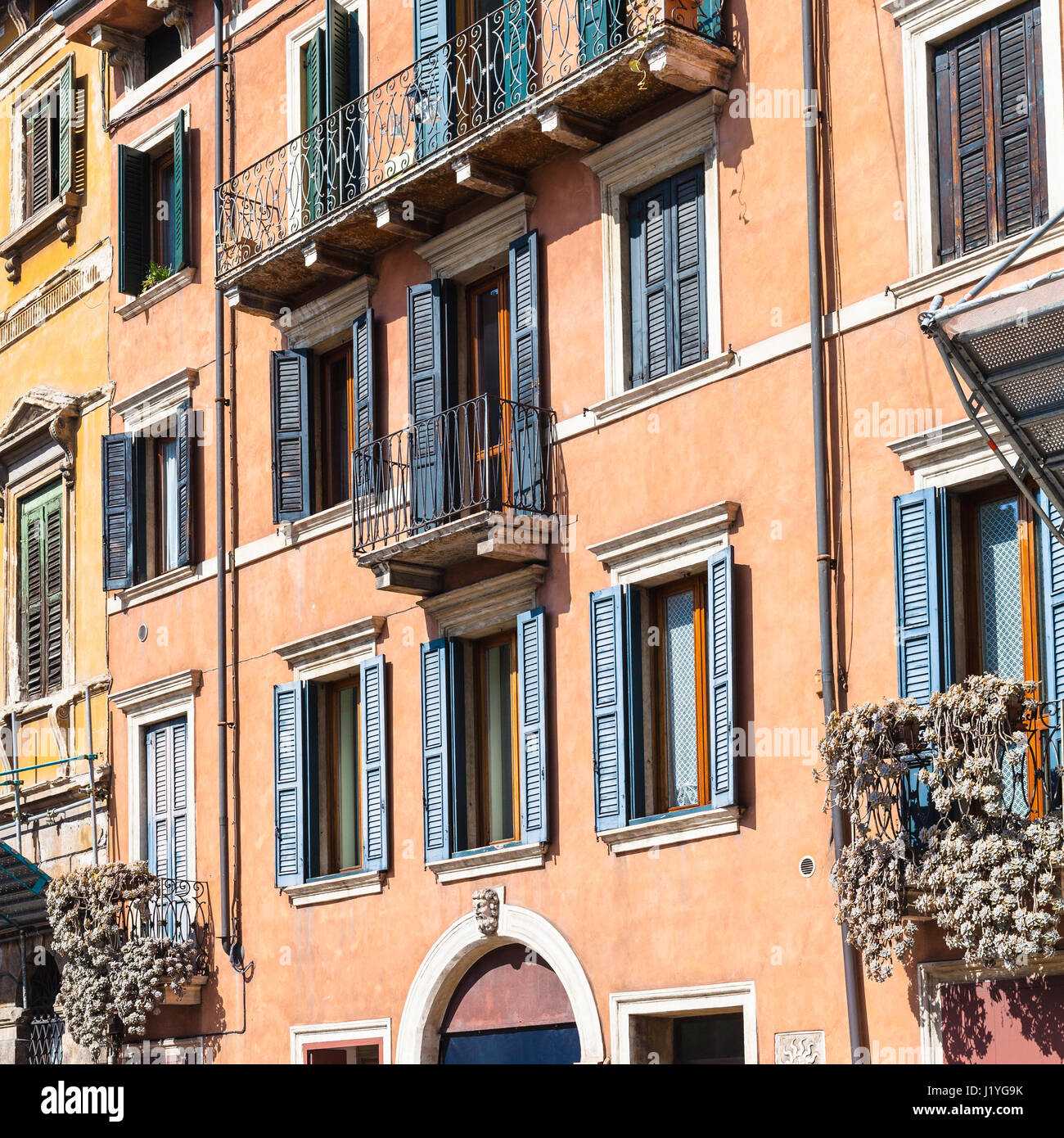 Voyage d'Italie - Façade de l'ancien appartement maisons sur street Stradone San Fermo à Vérone ville au printemps Banque D'Images