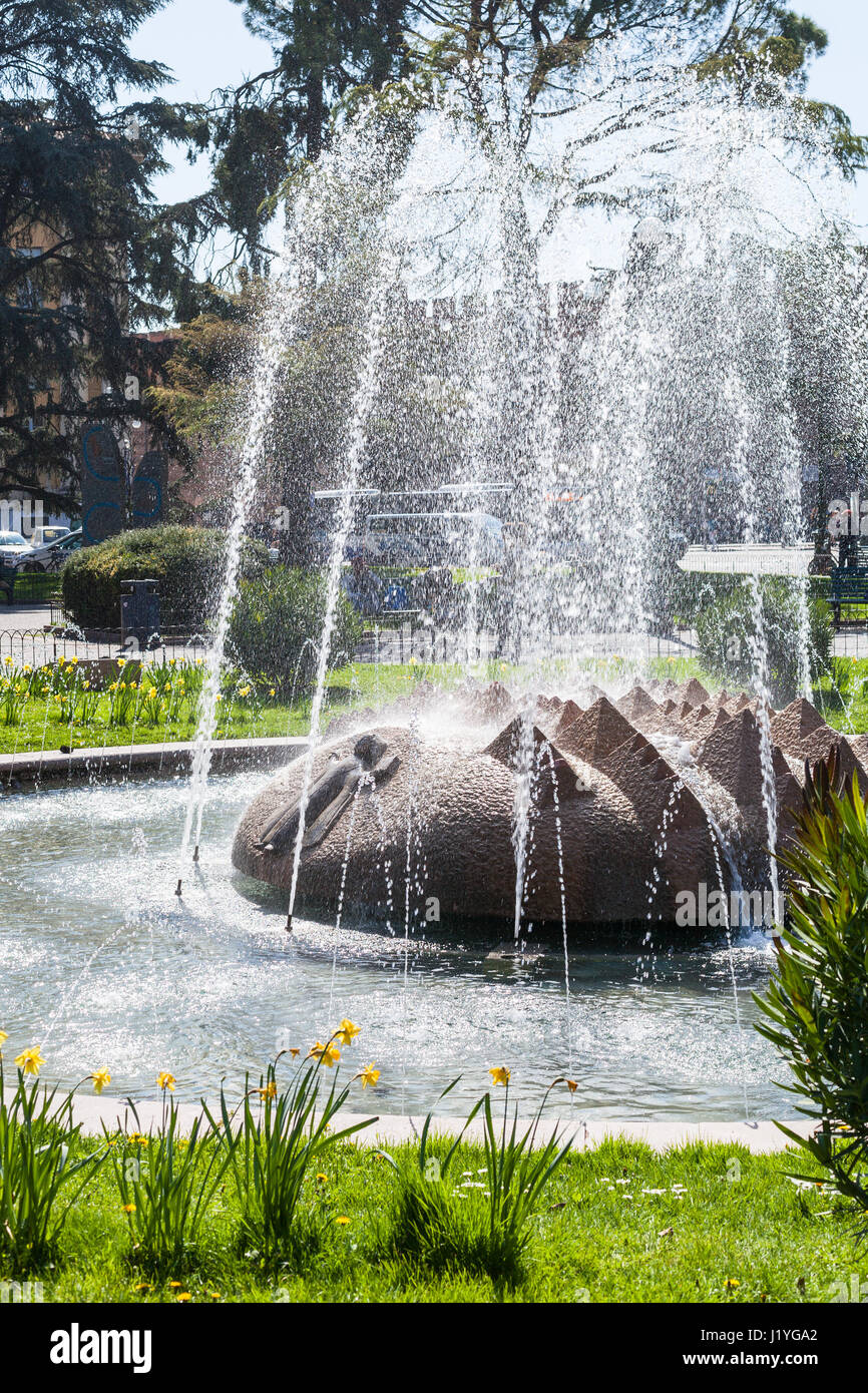 Voyage d'Italie - fontaine dite les Alpes en jardin sur la Piazza Bra à Vérone au printemps Banque D'Images