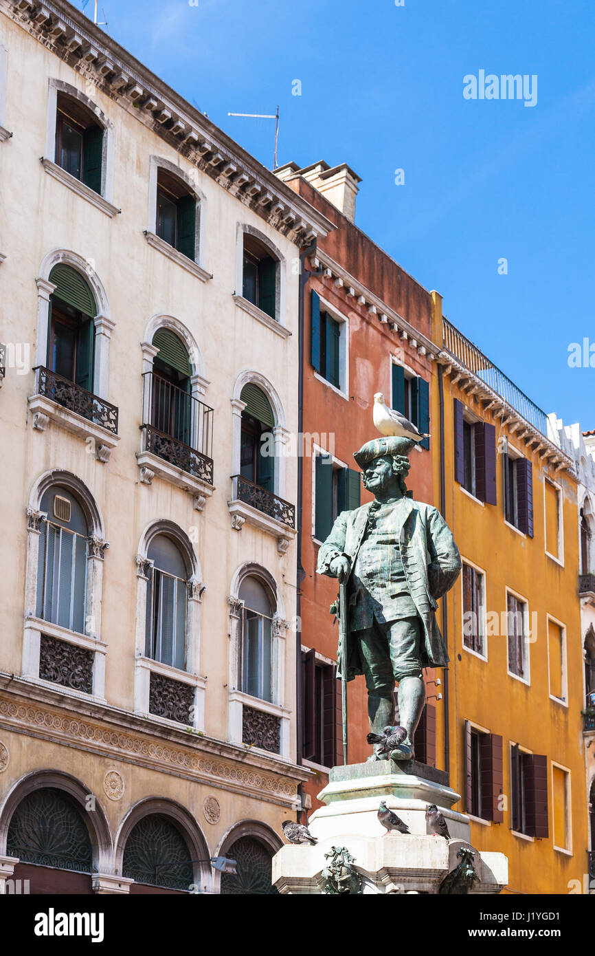 Voyage d'Italie - statue en bronze de Carlo Goldoni sur Campo San Bartolomeo dans la ville de Venise au printemps Banque D'Images