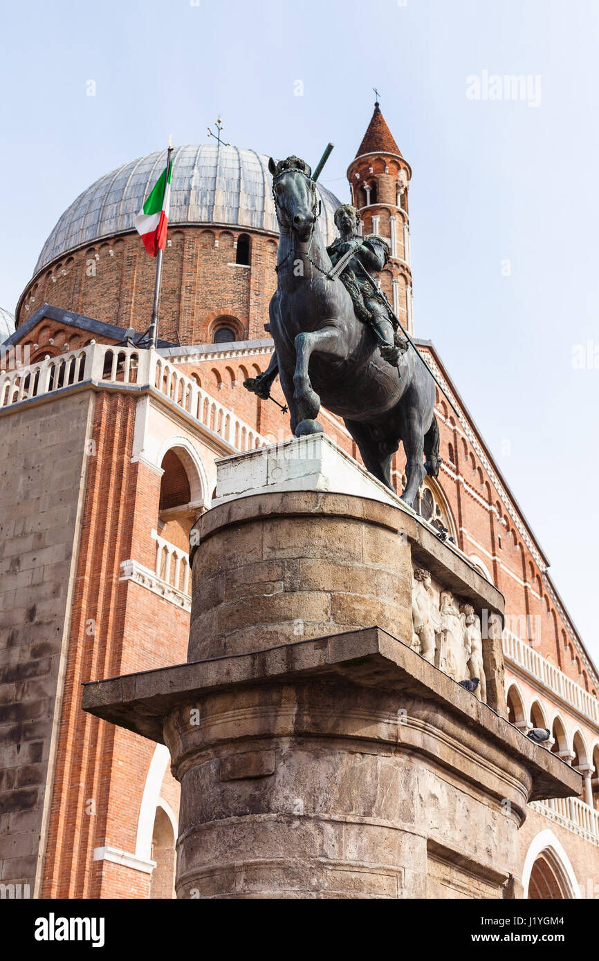 Voyage d'Italie - La statue équestre de Gattamelata de Donatello et basilique de Saint Antoine de Padoue sur la place piazza del Santo à Padoue ville Banque D'Images