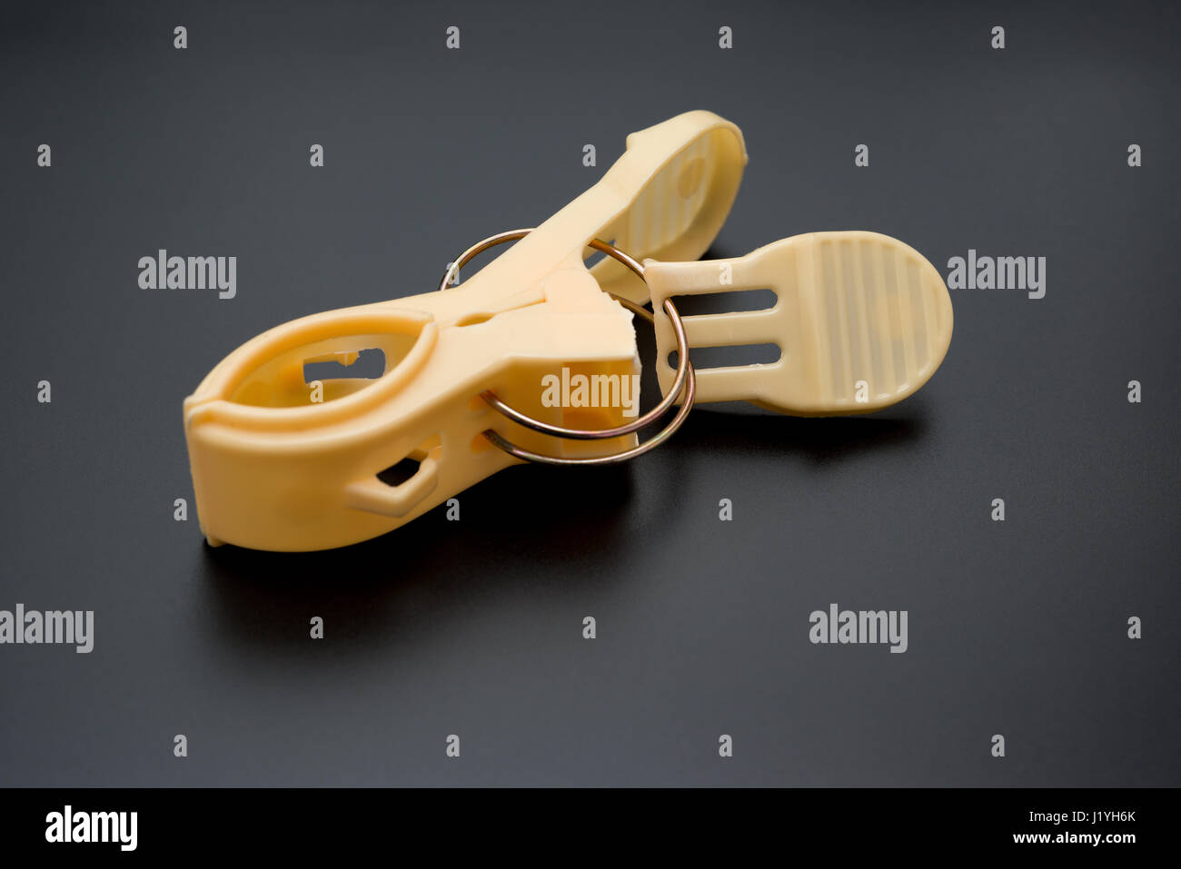 Broken clothespin sur fond noir Banque D'Images