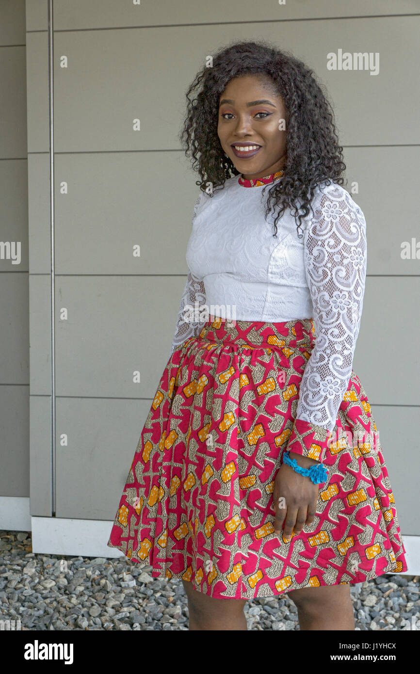 Une belle jeune femme de porter des vêtements traditionnels du Ghana Ghana  le dimanche de Pâques. Dans Springfield, Massachussets Photo Stock - Alamy