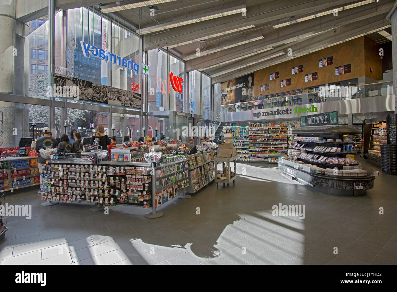 La zone de paiement d'un Walmart à Boston, Massachusetts, près de la piste de la liberté. Banque D'Images